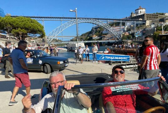 Uli Preuss und Jürgen Beu vom Team Friedensdorf kamen am Sonntag mit der Six Brdiges Rally in Porto an. (Foto: © Team Friedensdorf)