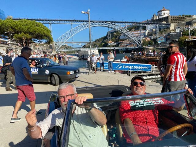 Uli Preuss und Jürgen Beu vom Team Friedensdorf kamen am Sonntag mit der Six Brdiges Rally in Porto an. (Foto: © Team Friedensdorf)