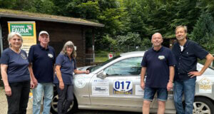 Ulla Hösterey (links), Vera Schramm (3. v. l.) und Martin Holzapfel (rechts) vom Tierpark Fauna schickten jetzt Bernd (2. v. l.) und Uwe Schleiminger (2. v. r.) auf die Reise. Die Six Bridges Rally startet am Samstag. (Foto: © Tierpark Fauna)