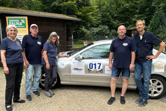 Ulla Hösterey (links), Vera Schramm (3. v. l.) und Martin Holzapfel (rechts) vom Tierpark Fauna schickten jetzt Bernd (2. v. l.) und Uwe Schleiminger (2. v. r.) auf die Reise. Die Six Bridges Rally startet am Samstag. (Foto: © Tierpark Fauna)