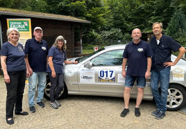 Ulla Hösterey (links), Vera Schramm (3. v. l.) und Martin Holzapfel (rechts) vom Tierpark Fauna schickten jetzt Bernd (2. v. l.) und Uwe Schleiminger (2. v. r.) auf die Reise. Die Six Bridges Rally startet am Samstag. (Foto: © Tierpark Fauna)