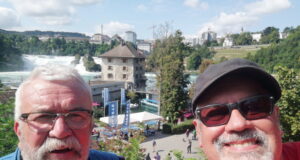 Uli Preuss (li.) und Jürgen Beu am Rheinfall in Schaffhausen in der Schweiz. (Foto: © Team Friedensdorf)