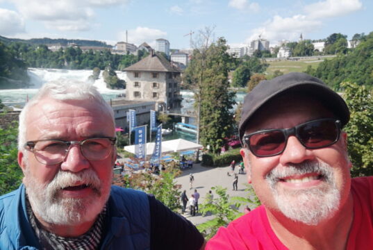 Uli Preuss (li.) und Jürgen Beu am Rheinfall in Schaffhausen in der Schweiz. (Foto: © Team Friedensdorf)