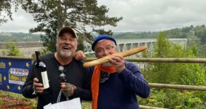 Jürgen Beu (li.) und Uli Preuss vor der Viaduc du Viaur in Frankreich. Heute macht sich die Six Bridges Rally auf den Weg nach Spanien. (Foto: © Team Friedensdorf)