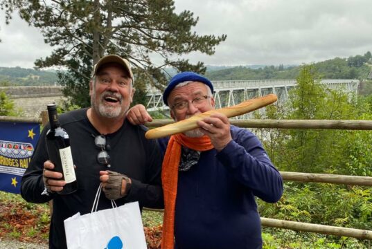 Jürgen Beu (li.) und Uli Preuss vor der Viaduc du Viaur in Frankreich. Heute macht sich die Six Bridges Rally auf den Weg nach Spanien. (Foto: © Team Friedensdorf)