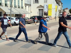 Beide Teams in Solingens Partnerstadt Chalon-sur-Saône. Dort galt es vor dem Fotografiemuseum Niepce ein Bild der Weltgeschichte darzustellen. Die Teams nahmen den Beatles-Klassiker Abbey Road. (Foto: © Team Friedensdorf)
