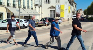 Beide Teams in Solingens Partnerstadt Chalon-sur-Saône. Dort galt es vor dem Fotografiemuseum Niepce ein Bild der Weltgeschichte darzustellen. Die Teams nahmen den Beatles-Klassiker Abbey Road. (Foto: © Team Friedensdorf)