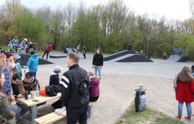 Am vergangenen Samstag wurde der erneuerte und erweiterte Skatepark in Höhscheid an der Neuenkamper Straße feierlich eingeweiht. (Foto: © Bastian Glumm)