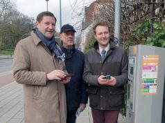 Stellten jetzt die neue Möglichkeit vor, Parkgebühren auch per Smartphone zu bezahlen: v.li. Oberbürgermeister Tim Kurzbach, Stadtdirektor Hartmut Hoferichter und Philipp Zimmermann, stellvertretender Geschäftsführer von smartparking. (Foto: © Stadt Solingen)