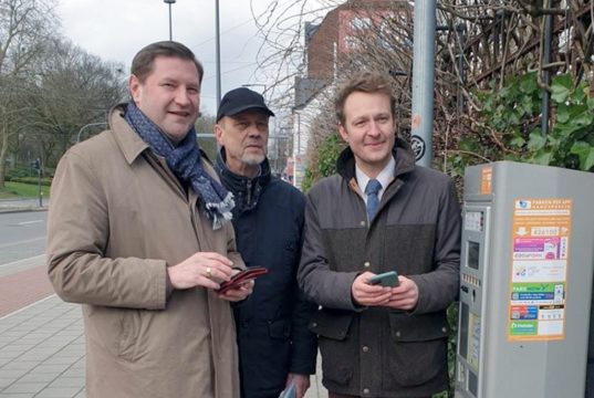Stellten jetzt die neue Möglichkeit vor, Parkgebühren auch per Smartphone zu bezahlen: v.li. Oberbürgermeister Tim Kurzbach, Stadtdirektor Hartmut Hoferichter und Philipp Zimmermann, stellvertretender Geschäftsführer von smartparking. (Foto: © Stadt Solingen)