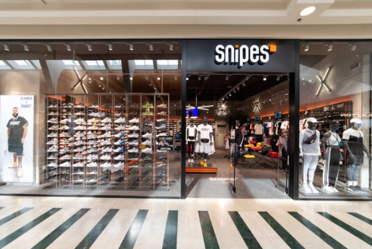 Der Solinger Hofgarten bekommt weiteren Zuwachs: Anfang April eröffnet die erfolgreiche Streetwear-Marke "Snipes" eine neue Filiale. Auf dem Foto sieht man einen der 800 Stores, die das Unternehmen weltweit betreibt. (Foto: © "Snipes")