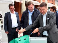 Hier versuchte sich der Schirmherr des Solimed-Gesundheitstages selbst als Chirurg. Das aber nur am Simulator: Oberbürgermeiter Tim Kurzbach (mi.) wird dabei von Dr. Ralf Buhl (re.) angeleitet, dem ärztlichen Direktor des Klinikums Solingen. (Foto: © B. Glumm)