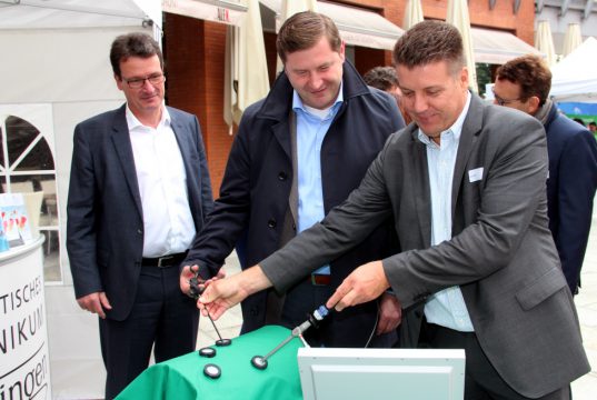 Hier versuchte sich der Schirmherr des Solimed-Gesundheitstages selbst als Chirurg. Das aber nur am Simulator: Oberbürgermeiter Tim Kurzbach (mi.) wird dabei von Dr. Ralf Buhl (re.) angeleitet, dem ärztlichen Direktor des Klinikums Solingen. (Foto: © B. Glumm)