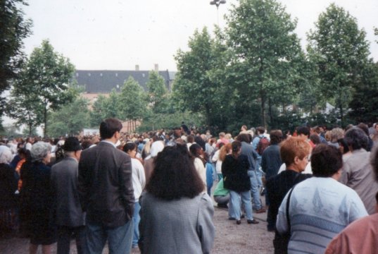 Im Zuge des Brandanschlags von 1993, bei dem fünf Mädchen und junge Frauen ermordet wurden, demonstrierte man auch auf dem damals noch unbebauten Rathaus-Parkplatz zwischen Potsdamer- und Merianstraße. Am Samstag wird es in der Innenstadt eine Demo des Solinger Appels anlässlich des 25. Jahrestags des Solinger Brandanschlags geben. (Foto: © Bastian Glumm)