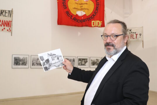 Jürgen Kaumkötter ist Direktor des Zentrums für verfolgte Künste in Solingen-Gräfrath. Er präsentiert die Ausstellung „Solingen ’93 - Unutturmayacağız! Niemals vergessen!“. (Foto: © Bastian Glumm)