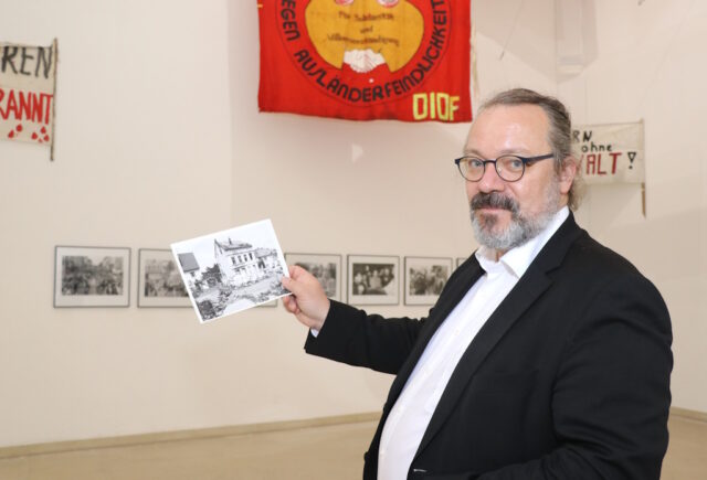 Jürgen Kaumkötter ist Direktor des Zentrums für verfolgte Künste in Solingen-Gräfrath. Er präsentiert die Ausstellung „Solingen ’93 - Unutturmayacağız! Niemals vergessen!“. (Foto: © Bastian Glumm)