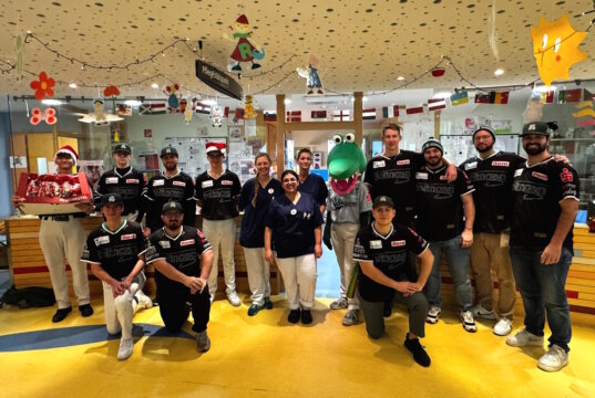 Die Solingen Alligators brachten zur Weihnachtszeit Freude auf die Kinderstation des Klinikums Solingen. Mit Geschenken, viel Teamgeist und Maskottchen „Alli McGator“ zauberten sie ein Lächeln auf die Gesichter der kleinen Patientinnen und Patienten. (Foto: © Solingen Alligators)