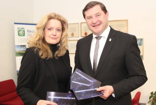 Freuen sich auf den Empfang zu Ehren der drei neuen "Solingen-Botschafter" im Café Stückgut am 19. Januar: Eventmanagerin Petra Krötzsch und Oberbürgermeister Tim Kurzbach. (Archivfoto: © Bastian Glumm)