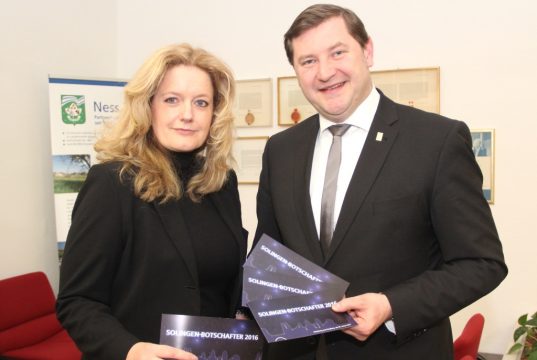 Freuen sich auf den Empfang zu Ehren der "Solingen-Botschafter" im Restaurant Stückgut am 20. Januar: Eventmanagerin Petra Krötzsch und Oberbürgermeister Tim Kurzbach. (Foto: © B. Glumm)