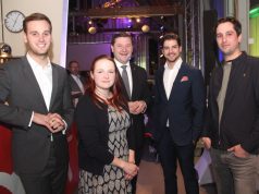 Am Freitagabend wurden im Restaurant "Stückgut" vier "Solingen-Botschafter" geehrt: v.li. Leon Windscheid, Janina Pahl, Oberbürgermeister Tim Kurzbach, Florian Molzahn und Daniel Etter. (Foto: © B. Glumm)