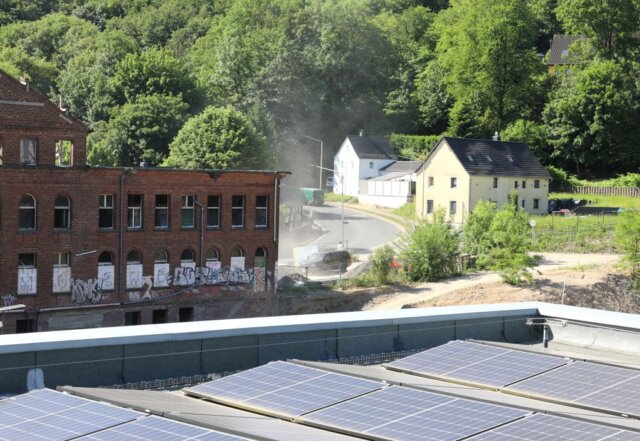 solingen-buseiness-stoecken-17-umleitungen-verkehr (2) Der Bereich an der Straße Stöcken bildet künftig die zentrale Anbindung des Change.Campus. Mit dem Bau der neuen Erschließungsstraße startet die nächste Entwicklungsphase auf dem ehemaligen Rasspe-Areal. (Foto: © Bastian Glumm)