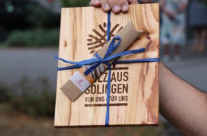 Brettchen wie diese aus Solinger Holz graviert David Baltus von "Fuchstool". (Archivfoto: © Bastian Glumm)