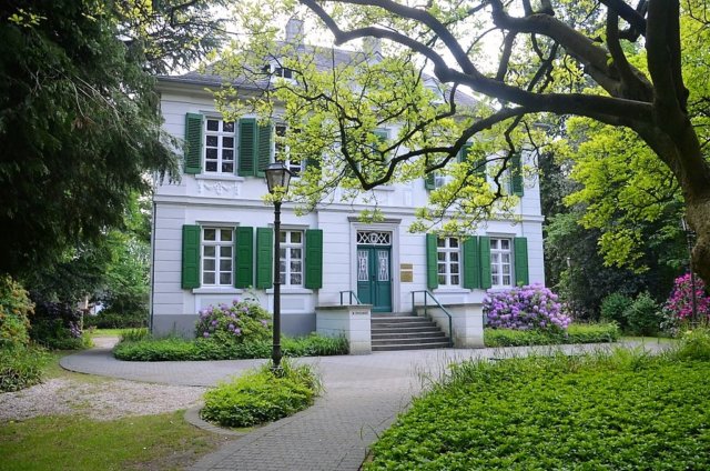 Eine frühklassizistische Villa, die zwischen 1782 und 1785 erbaut wurde, ist heute der Sitz des Standesamtes „Haus Kirschheide“ an der Neuenhofer Straße und unterliegt dem Denkmalschutz. (Foto: © Martina Hörle)