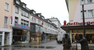 Die Situation in der Solinger Innenstadt ist an vielen Stellen dramatisch. Rund um den Alten Markt ist aber vergleichsweise noch Leben. (Foto: © Bastian Glumm)