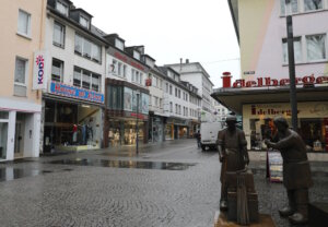 Die Situation in der Solinger Innenstadt ist an vielen Stellen dramatisch. Rund um den Alten Markt ist aber vergleichsweise noch Leben. (Foto: © Bastian Glumm)