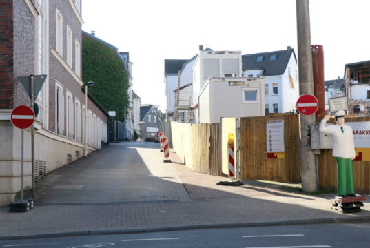 Der Verkehr kann wieder über die Max-Leven-Gasse Richtung Kölner Straße fließen. (Foto: © Bastian Glumm)