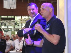 Oberbürgermeister Tim Kurzbach (li.) und Frank Balkenhol von der Solinger Wirtschaftsförderung eröffneten am Freitagmorgen die 10. Solingen-Messe. (Foto: © Bastian Glumm)