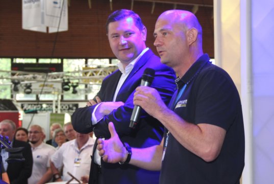 Oberbürgermeister Tim Kurzbach (li.) und Frank Balkenhol von der Solinger Wirtschaftsförderung eröffneten am Freitagmorgen die 10. Solingen-Messe. (Foto: © Bastian Glumm)