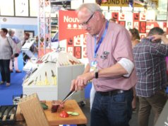 An den zahlreichen Ständen der Solingen-Messe konnte ausprobiert und gekostet werden, wie hier bei der Firma Güde, als Geschäftsführer Dr. Karl-Peter Born den Schinken zurecht schnitt. Rund 8.500 Besucher kamen am Freitag und am Samstag in die Eissporthalle. (Foto: © Bastian Glumm)