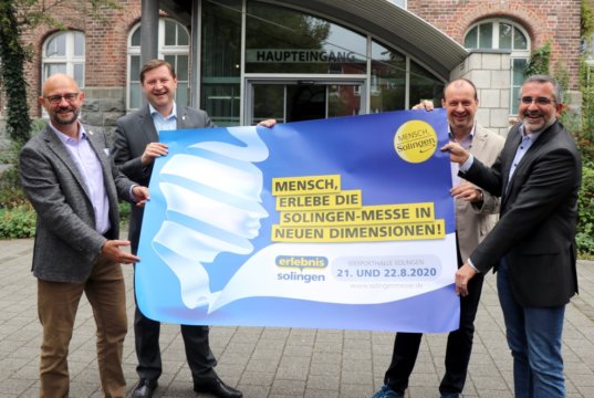 Ziehen in Sachen 11. Solingen-Messe an einem Strang: v.li. Frank Balkenhol, Geschäftsführer der Wirtschaftsförderung Solingen, Oberbürgermeister Tim Kurzbach, Kreishandwerksmeister Arnd Krüger und Rainer Becker, Projektleiter der Wirtschaftsförderung. (Foto: © Bastian Glumm)