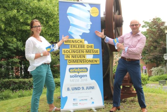 Kommende Woche Freitag öffnet die 10. Solingen-Messe in der Eissporthalle an der Birkerstraße ihre Pforten. Projektmanagerin Lisa Schulze und Frank Balkenhol von der veranstaltenden Wirtschaftsförderung freuen sich auf viele Besucher an den beiden Messetagen. (Foto: © Bastian Glumm)