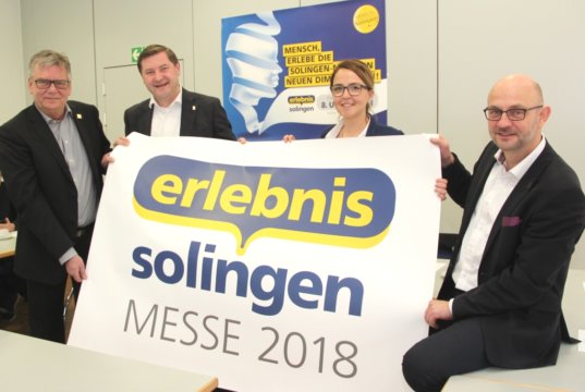 Freuen sich auf die diesjährige Solingen-Messe: v.li Joachim Radtke vom Stadtmarketing, Oberbürgermeister Tim Kurzbach, Lisa Schulze, Projektmanagerin der Wirtschaftsförderung, und Frank Balkenhol, Geschäftsführer der Wirtschaftsförderung Solingen. (Foto: © Bastian Glumm)