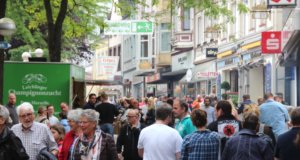 Jedes Jahr im Mai findet auf der Düsseldorfer Straße in Solingen-Ohligs das größte Volksfest in Solingen statt. Das Dürpelfest zieht jedes Jahr über 100.000 Besucher an. (Archivfoto: © Bastian Glumm)