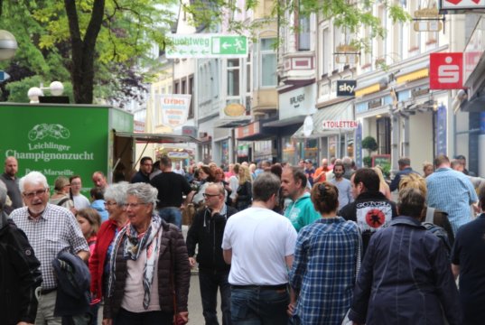 Jedes Jahr im Mai findet auf der Düsseldorfer Straße in Solingen-Ohligs das größte Volksfest in Solingen statt. Das Dürpelfest zieht jedes Jahr über 100.000 Besucher an. (Archivfoto: © Bastian Glumm)