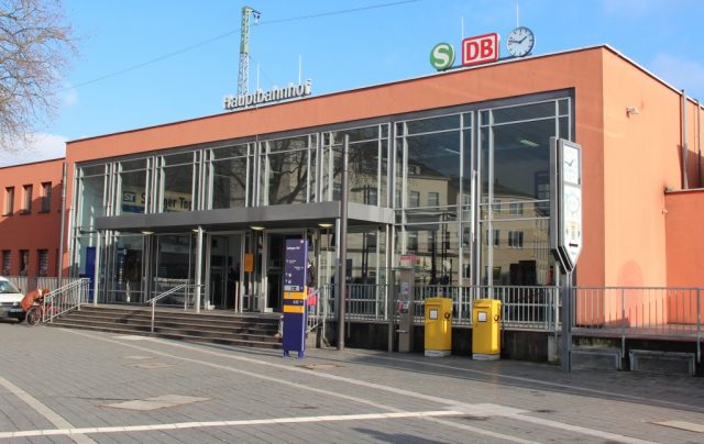 Der Solinger Hauptbahnhof ist Dreh- und Angelpunkt Tausender Reisender täglich. (Archivfoto: © Bastian Glumm)