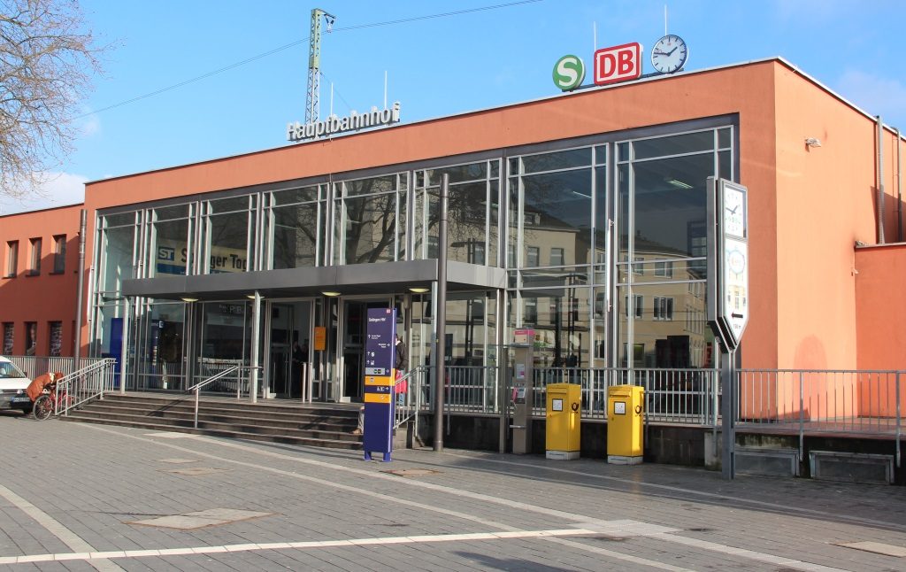 Der Solinger Hauptbahnhof in Ohligs ist Dreh- und Angelpunkt für Tausende Reisende. Und natürlich ist er auch Anlaufpunkt für sozial entwurzelte Menschen. Hier bietet die Bahnhofsmission ihre Hilfe an. (Archivfoto: © Bastian Glumm)