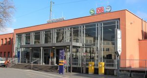 Der Solinger Hauptbahnhof in Ohligs ist Dreh- und Angelpunkt für Tausende Reisende. Und natürlich ist er auch Anlaufpunkt für sozial entwurzelte Menschen. Hier bietet die Bahnhofsmission ihre Hilfe an. (Archivfoto: © Bastian Glumm)