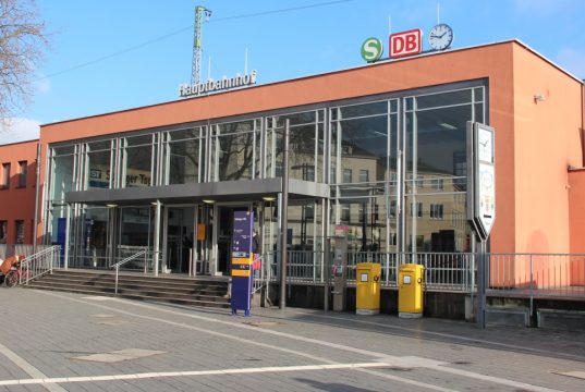 Der Solinger Hauptbahnhof in Ohligs ist Dreh- und Angelpunkt für Tausende Reisende. Und natürlich ist er auch Anlaufpunkt für sozial entwurzelte Menschen. Hier bietet die Bahnhofsmission ihre Hilfe an. (Archivfoto: © Bastian Glumm)