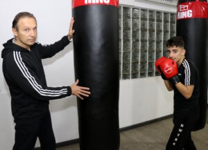 Duško Tomić mit einem seiner Schützlinge. Er ist achtfacher Deutscher Meister im Taekwondo und Europameister. (Foto: © Bastian Glumm)