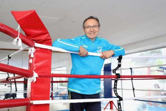 Mit Herz und Disziplin bringt Cheftrainer Duško Tomić Kinder, Jugendliche und Erwachsene bei den Solinger Panthern in Bewegung. Er freut sich auf den Besuch von Nelvie Tiafack am 25. Mai. (Foto: © Bastian Glumm)