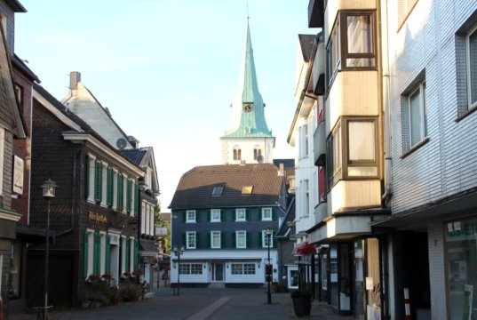 Der "Schlauch", die kleine Fußgängerzone in Solingen-Wald, mit Blick auf die Walder Kirche. (Foto: © Bastian Glumm)