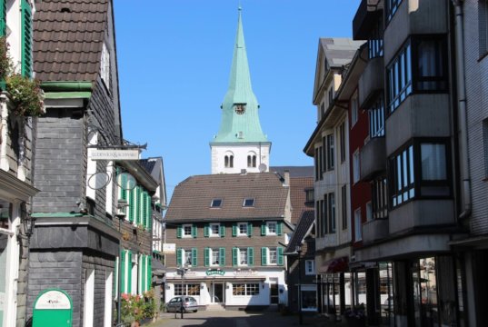 Der "Schlauch", die kleine Fußgängerzone in Solingen-Wald, mit Blick auf die Walder Kirche. (Foto: © Bastian Glumm)