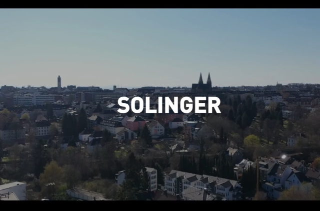 Die Stadtwerke Solingen haben ihren bekannten „Wolkenstadt“-Film überarbeitet. Der Film heißt nun „Das große Wiedersehen | Solingen, meine Wolkenstadt“. (Screenshot: Stadtwerke Solingen)