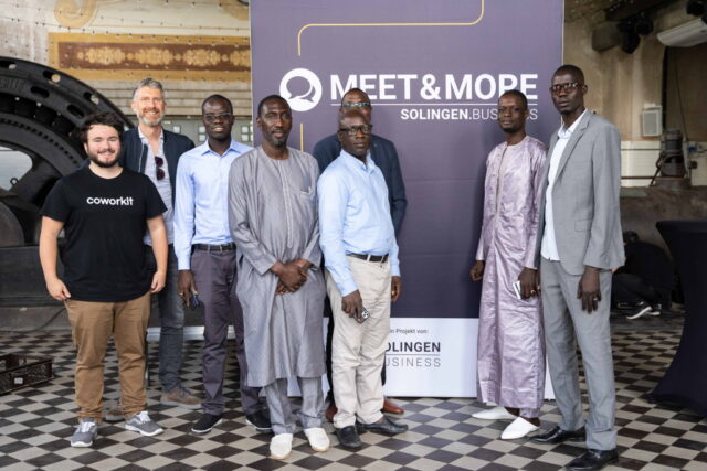 Sechs Bürgermeister aus der Region Diourbel im Senegal besuchten die Klingenstadt. Phil Derichs (li.) und Elmar Jünnemann (2.v.li.) von Solingen.Business nahmen die Delegation in Empfang. (Foto: © Daniel Rüsseler)