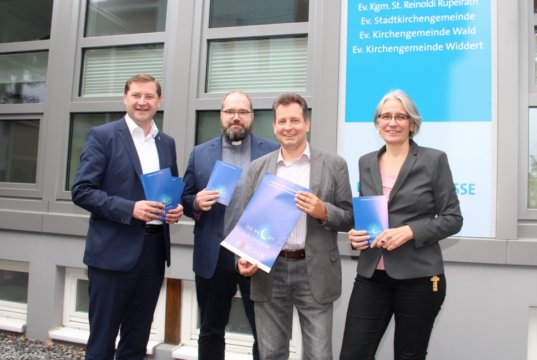 Laden am Freitagabend zur 4. Solinger Nacht der Kirchen ein: v.li. Schirmherr Oberbürgermeister Tim Kurzbach, Stadtdechant Michael Mohr, Pastor Edgar Daub und Superintendentin Dr. Ilka Werner. (Foto: © Bastian Glumm)