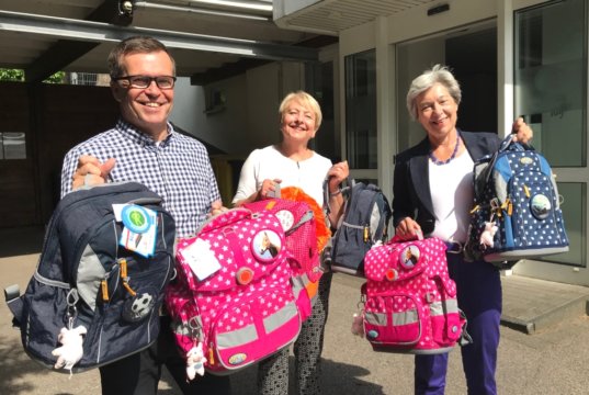 Brigitte Funk (mi.) von der Solinger Tafel freute sich über die Spende des Solinger Kiwanis Clubs. 36 Schultornister für Erstklässler brachten Dr. Barbara Grotkamp-Schepers und Martin Idelberger mit. (Foto: © Kiwanis Club Solingen)